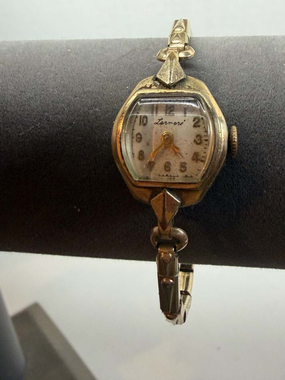 Vintage Larnore Ladies Manual Wind Wristwatch with Gold-Tone Link Bracelet